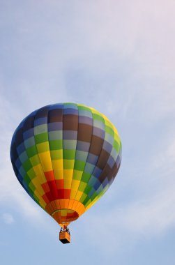 Mavi gökyüzünde sıcak hava balonu