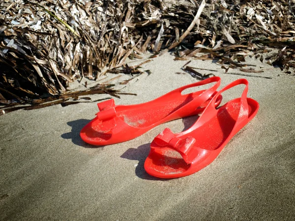 Červené gumové sandále — Stock fotografie