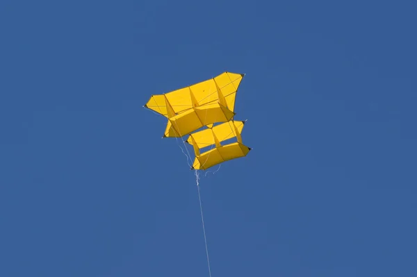 黄色的风筝 — 图库照片