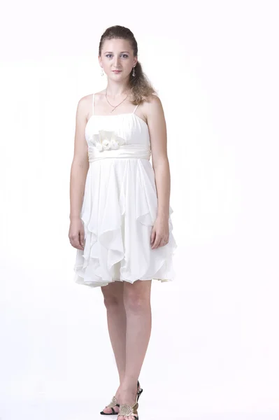 Piękna młoda kobieta w białej sukience — Zdjęcie stockowe