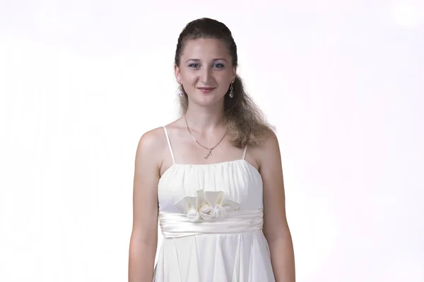 Hermosa mujer joven en un vestido blanco — Foto de Stock