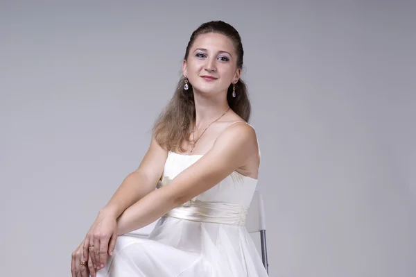 Vacker ung kvinna i en vit klänning — Stockfoto