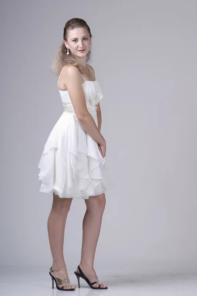 Gyönyörű fiatal nő fehér ruhában — Stock Fotó