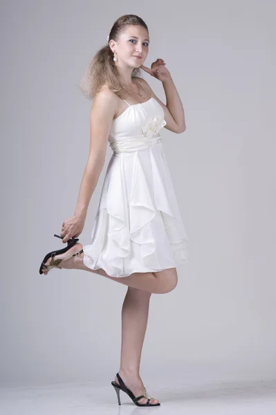 Красивая молодая женщина в белом платье — стоковое фото
