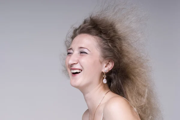 Красивая молодая женщина весело смеется — стоковое фото