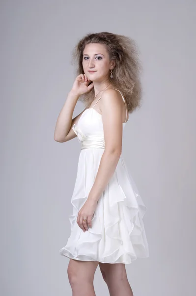 Όμορφη νεαρή γυναίκα σε ένα λευκό φόρεμα — Φωτογραφία Αρχείου