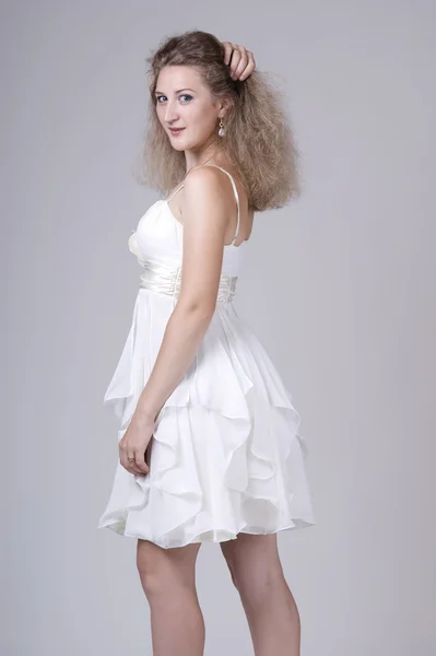 Beyaz elbiseli güzel bir kadın. — Stok fotoğraf