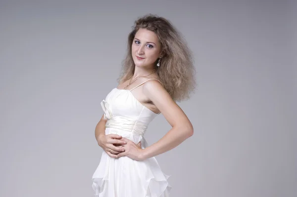 Belle jeune femme dans une robe blanche — Photo