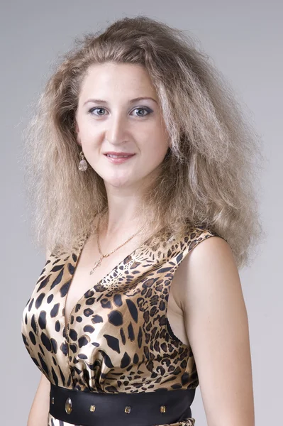 Mooie jonge vrouw in een jurk — Stockfoto