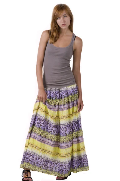 Meisje in een lange rok — Stockfoto