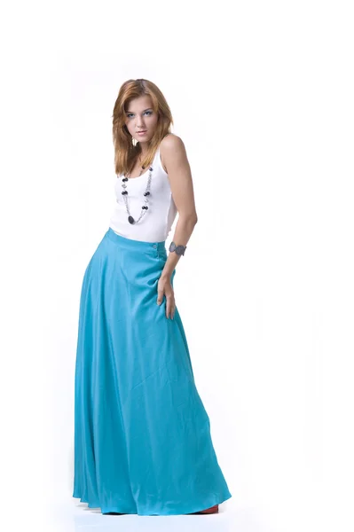 Flicka i en lång kjol — Stockfoto