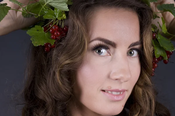 Schöne junge Frau mit Beeren rote Johannisbeere — Stockfoto