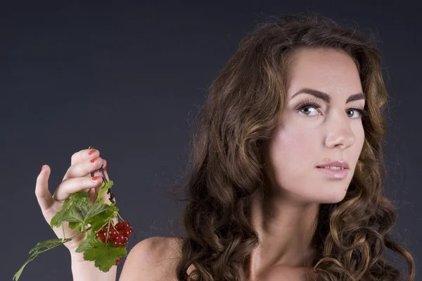 Красива молода жінка з ягодами червоної смородини — стокове фото