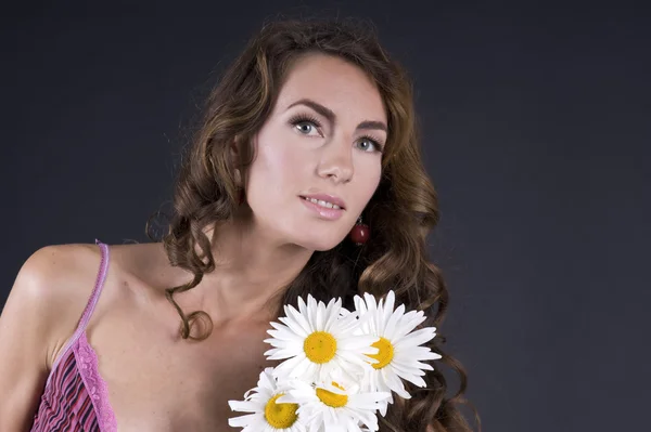 Krásná mladá žena s heřmánkem — Stock fotografie