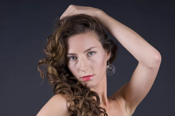 Hermosa mujer joven con el pelo ondulado largo —  Fotos de Stock