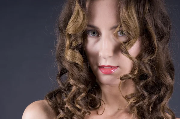 Красивая молодая женщина с длинными волнистыми волосами — стоковое фото
