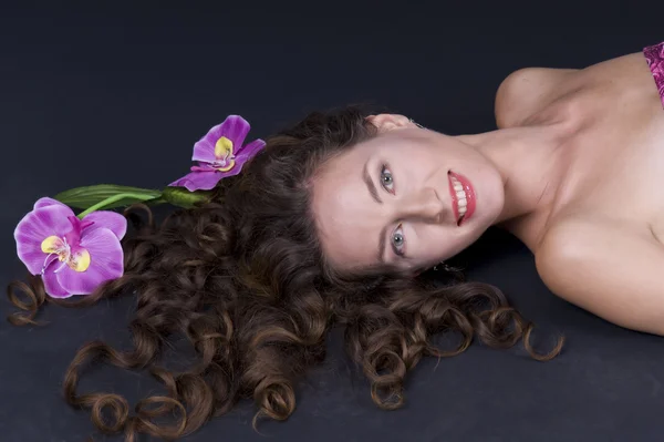 Красивая девушка с длинными волнистыми волосами на полу — стоковое фото