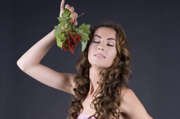 Красивая молодая женщина с ягодами красной смородины — стоковое фото