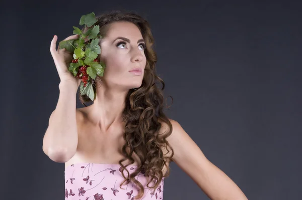 Gyönyörű fiatal nő, piros bogyós gyümölcsök ribizli — Stock Fotó