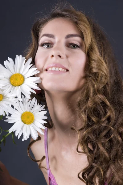 Krásná mladá žena s heřmánkem — Stock fotografie