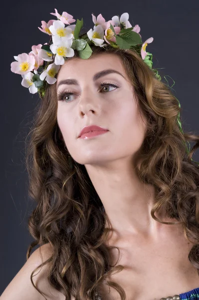 Красива дівчина з квітами в волоссі — стокове фото