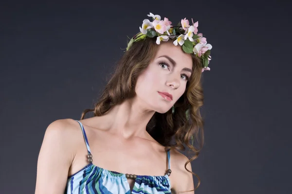 Saçında çiçekler olan güzel bir kız — Stok fotoğraf