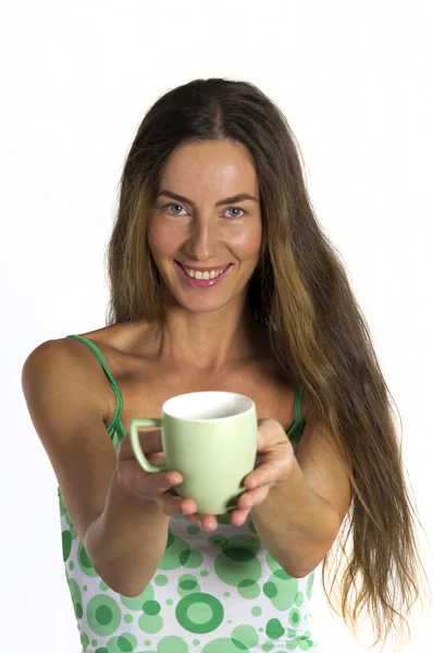 Schöne Frau bietet eine Tasse Tee an — Stockfoto