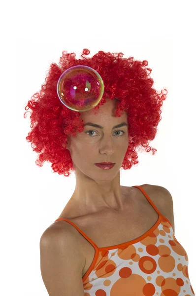 Hermosa mujer en una peluca naranja con burbujas de jabón — Foto de Stock