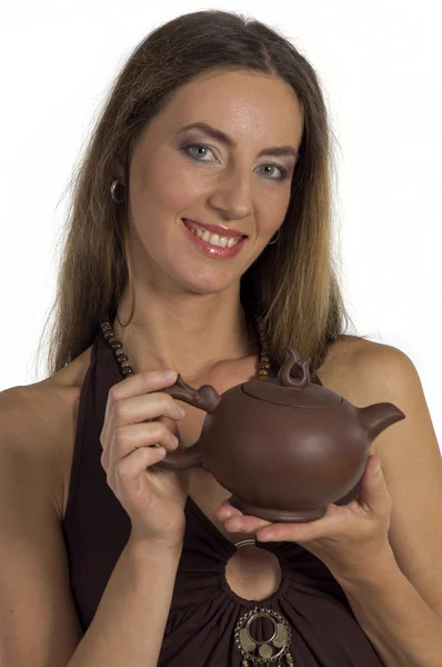 Schöne Frau mit Teekanne in den Händen — Stockfoto