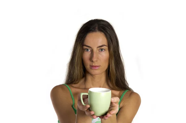 Hermosa mujer con taza en las manos — Foto de Stock