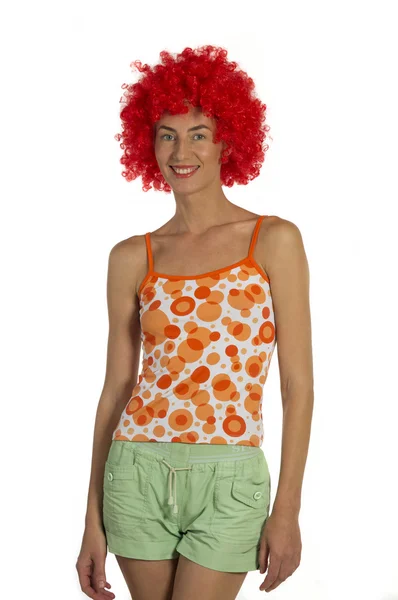 Mulher bonita em uma peruca laranja — Fotografia de Stock