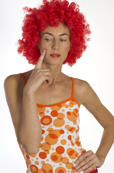 Schöne Frau mit orangefarbener Perücke — Stockfoto