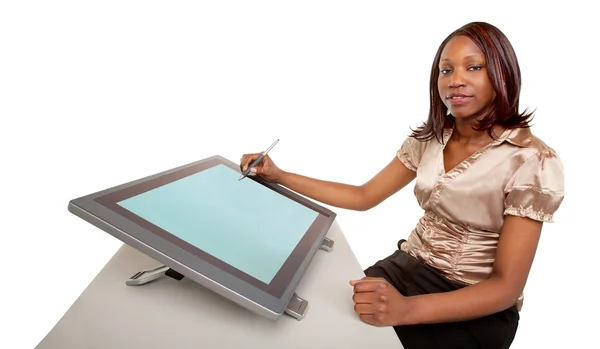 Amerikansk kvinna som arbetar på en digital tablet — Stockfoto