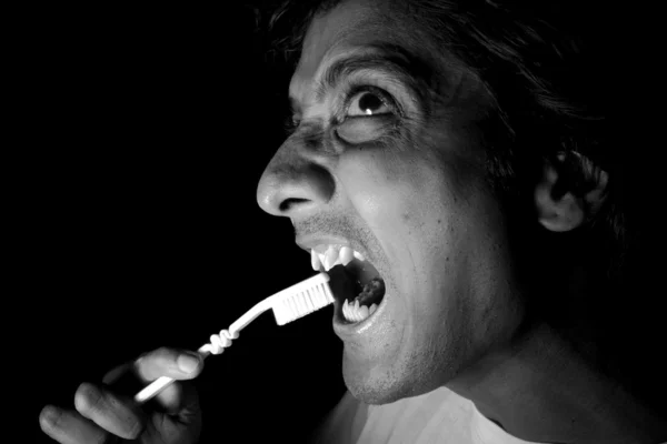 Limpieza de dientes de vampiro — Foto de Stock