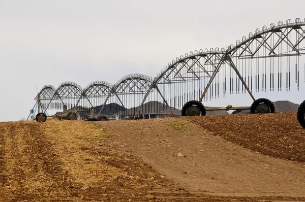 Sistema de irrigação pivô pronto para trabalhar — Fotografia de Stock