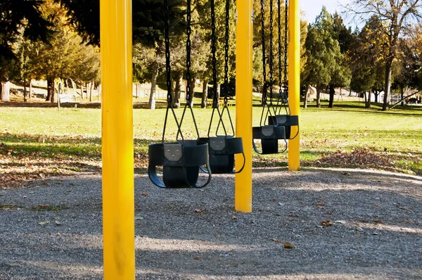 Altalene per bambini in un parco cittadino — Foto Stock