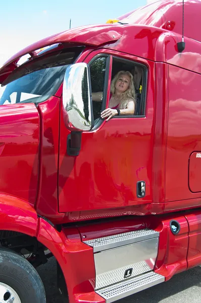 Szép szőke nő egy nagy teherautó vezetés — Stock Fotó