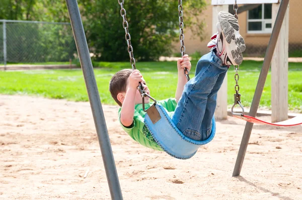 Avventura sullo swing del parco — Foto Stock