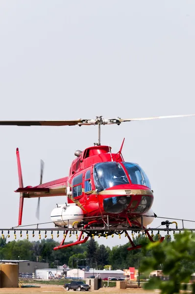 Helikopter Opryskiwanie roślin — Zdjęcie stockowe