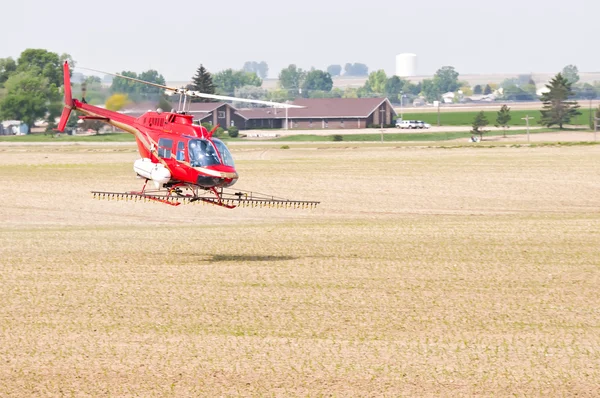 Vrtulník postřik plodin v colorado, usa — Stock fotografie