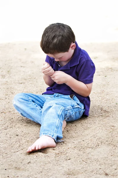 Niedlicher kleiner Junge, der allein spielt — Stockfoto