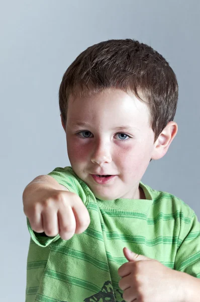Ładny chłopczyk gry karate — Zdjęcie stockowe
