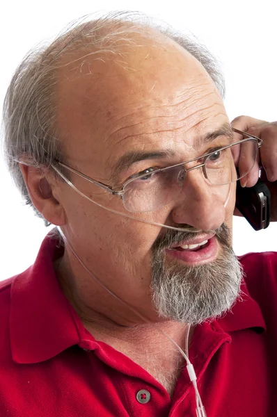 Человек в канюле для кислорода разговаривает по телефону — стоковое фото