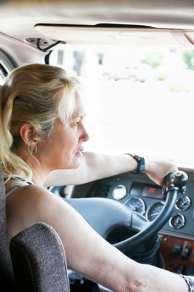 Mulher dirigindo um semi-caminhão — Fotografia de Stock
