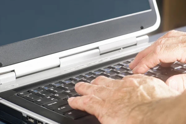Mãos no teclado de um computador portátil — Fotografia de Stock