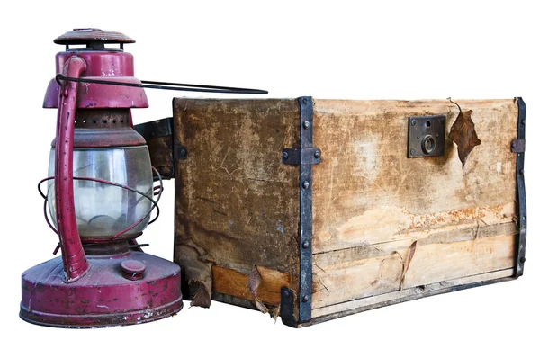 Старый сундук и выветрившийся фонарь — стоковое фото