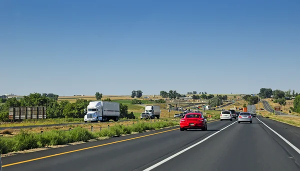 Traffico nel fine settimana sulla I-25 in Colorado, USA — Foto Stock