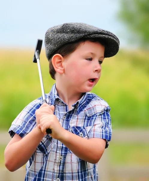 小男孩打高尔夫球 — 图库照片