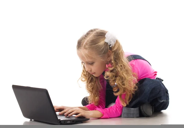 Giovane ragazza con computer portatile nero — Foto Stock