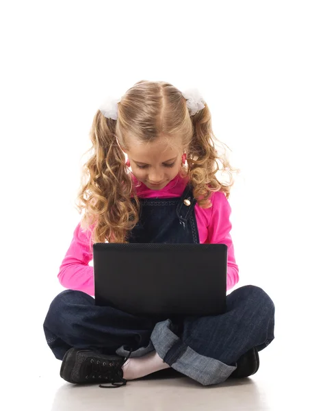 Giovane ragazza con computer portatile nero — Foto Stock